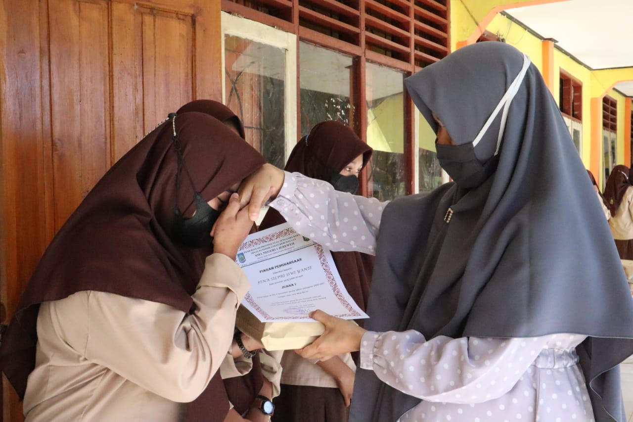 Pembagian Raport Semester Genap 2021